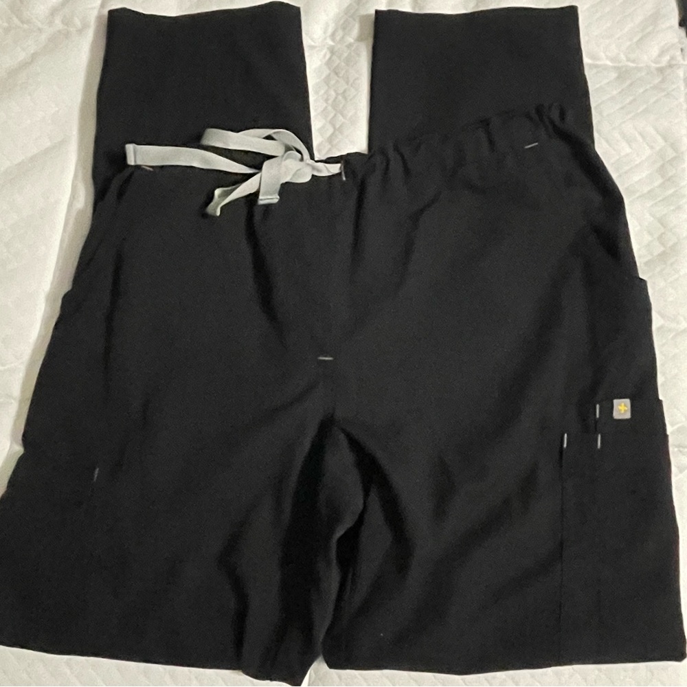 Women’s black Figs cargo pants size large